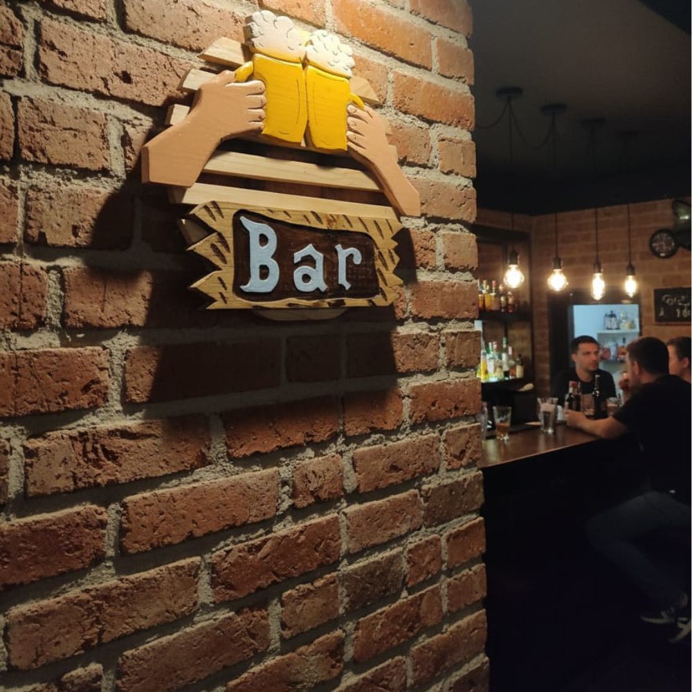 Cuadro Decorativo “Bar” Tallado en Madera de Pino – Estilo Rústico Artesanal - Imagen 2